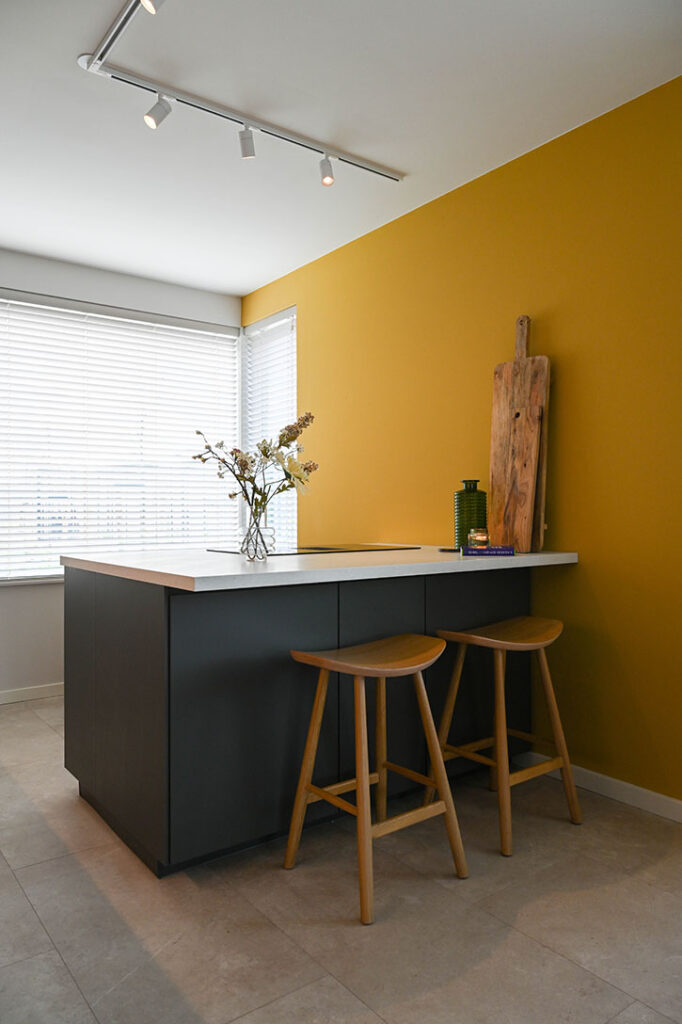 gele wand in de keuken