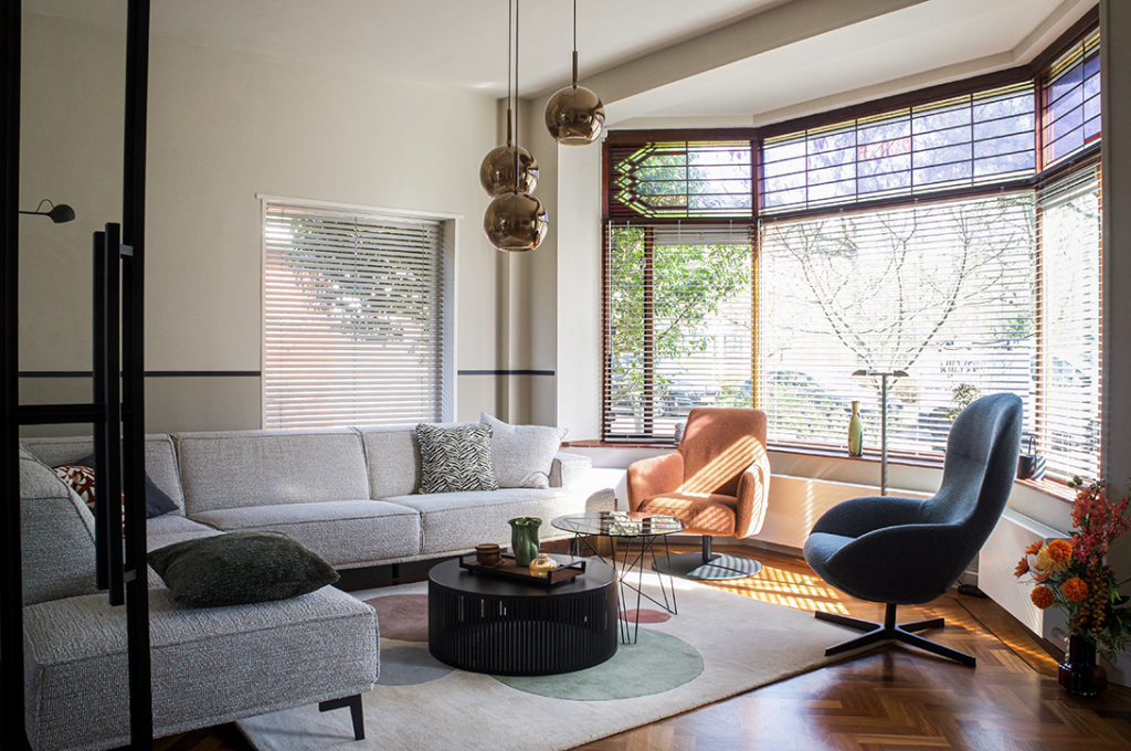 twee fauteuil in art deco erker