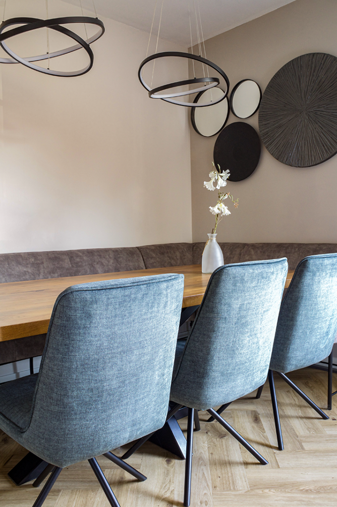 petrol-kleurige stoelen bij industriële tafel & eetbank